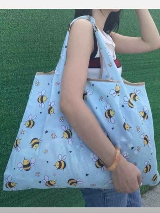 The Unbranded Brand Handbags - Bumble Bee 🐝 Print Tote Bag 🩵